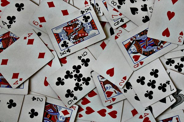 Quels sont les meilleurs jeux de cartes pour animer une soirée entre amis?